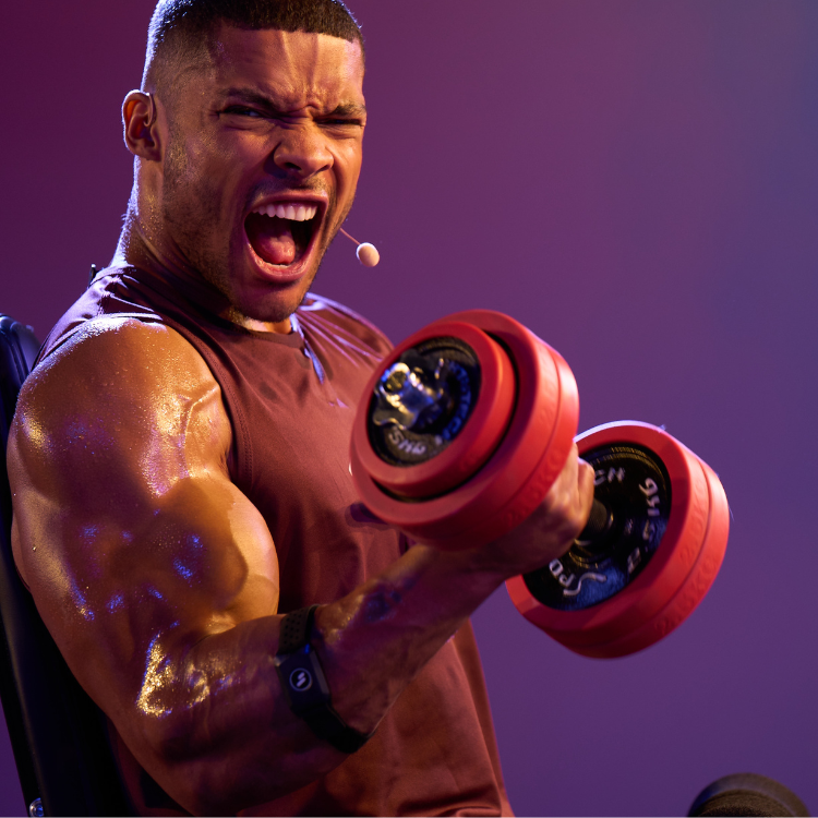 Mann mit Hantel schreiend