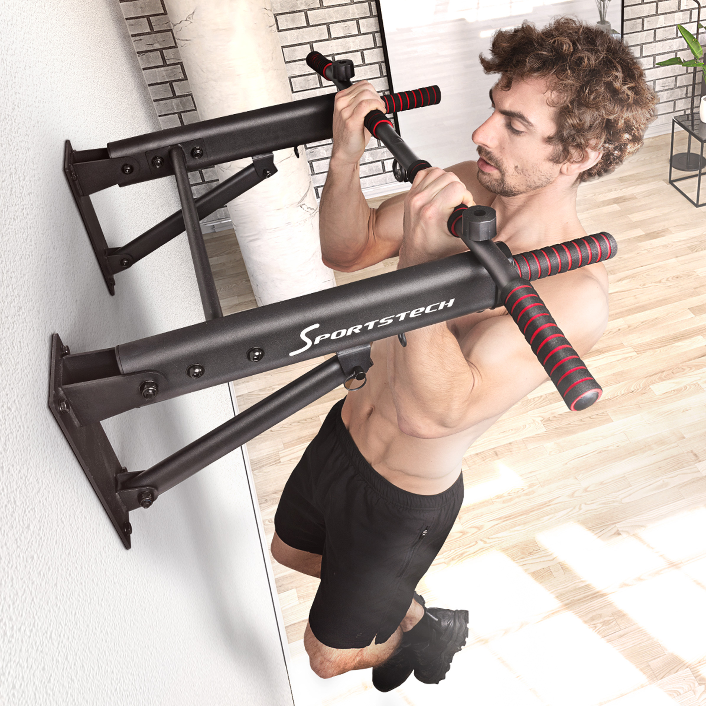 Mann auf Klimmzugstange von sportstech dynamisch