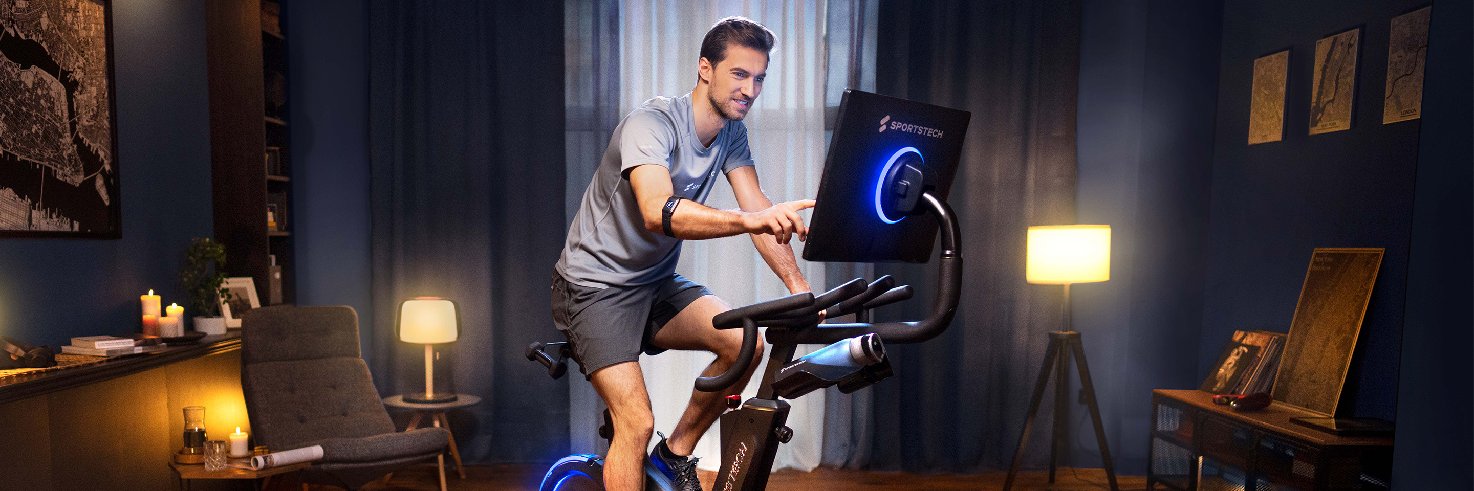 Schwarzes Laufband F10 Sportstech Frau in Sportbekleidung läuft auf schwarzem Laufband F10 im Wohnzimmer